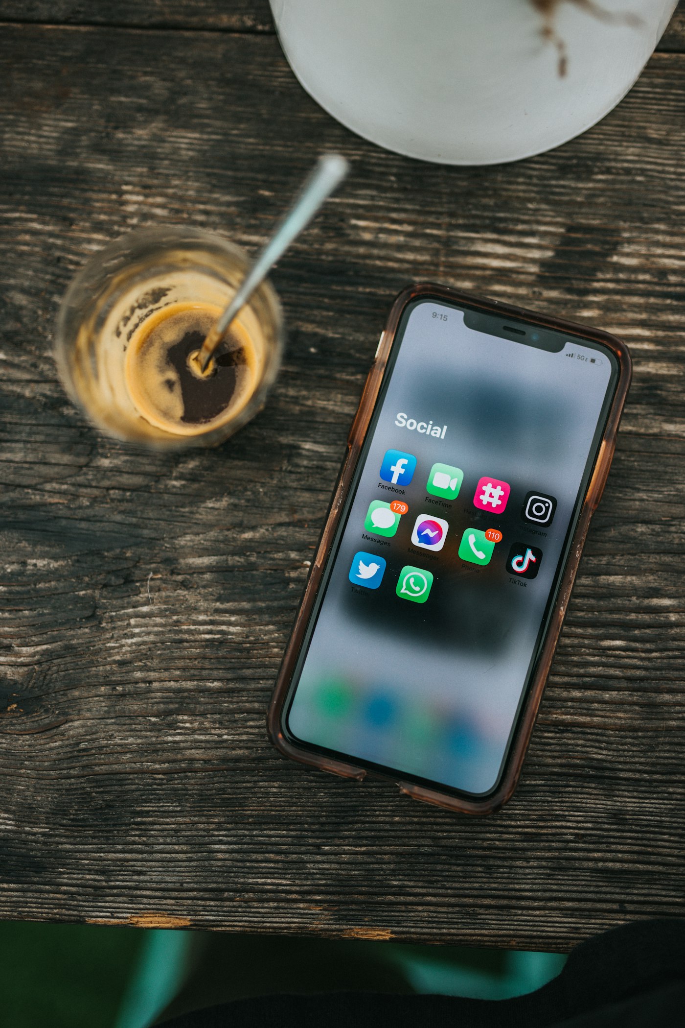 Smartphone avec Instagram posé à côté d'un café