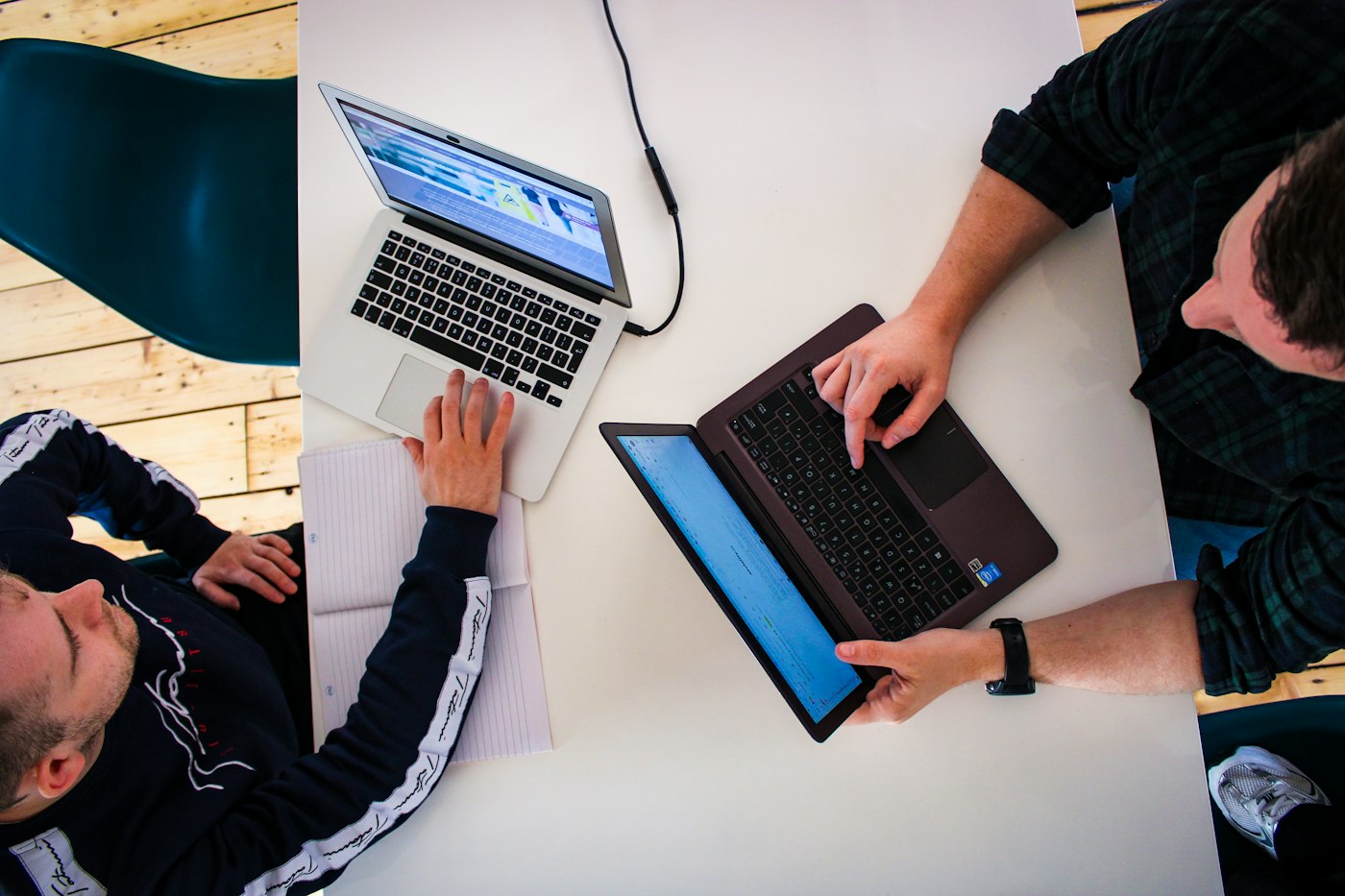 Deux consultants d'une agence web travaillant sur ordinateur portable
