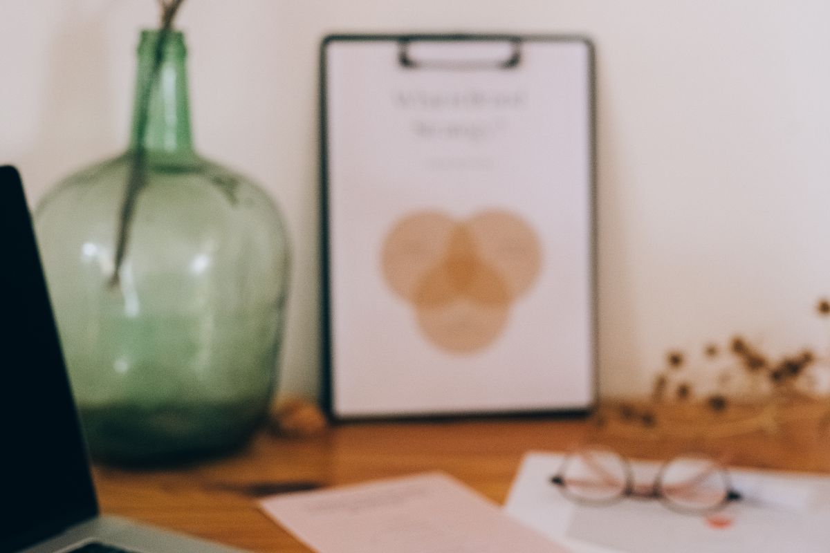 Documents d'identité visuelle et supports de marque disposés sur un bureau